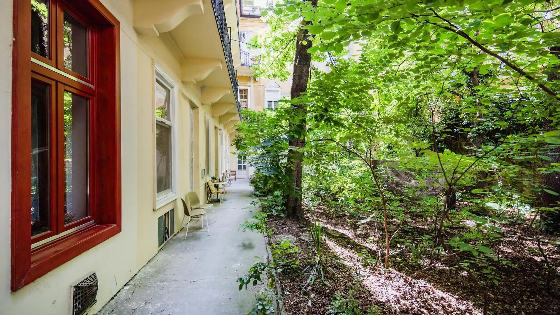 Art Lovers Loft-Garden View 3Br 2Ba Central Gem Budapest 0*,  Hungary