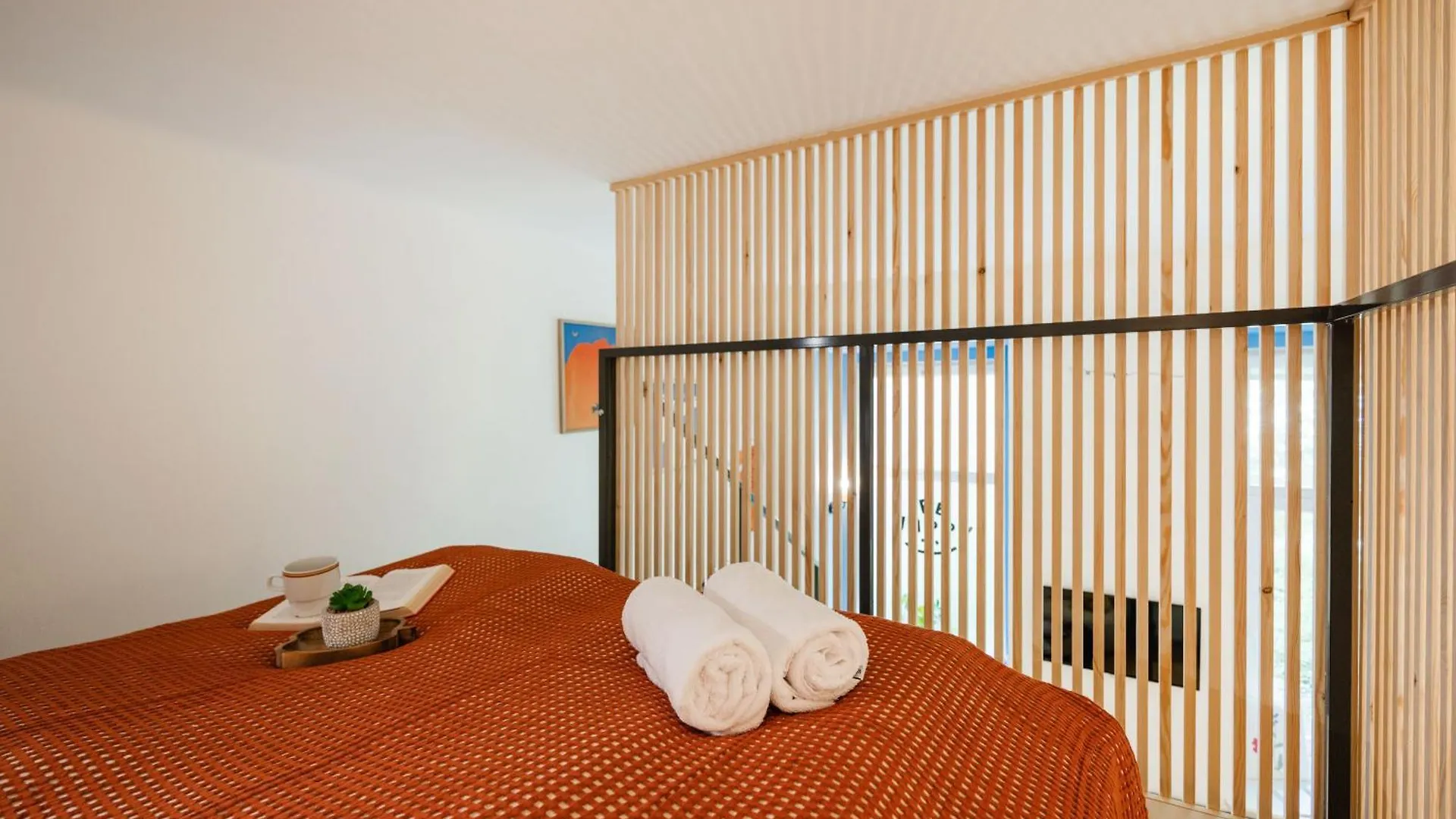 Art Lovers Loft-Garden View 3Br 2Ba Central Gem Budapest Apartment