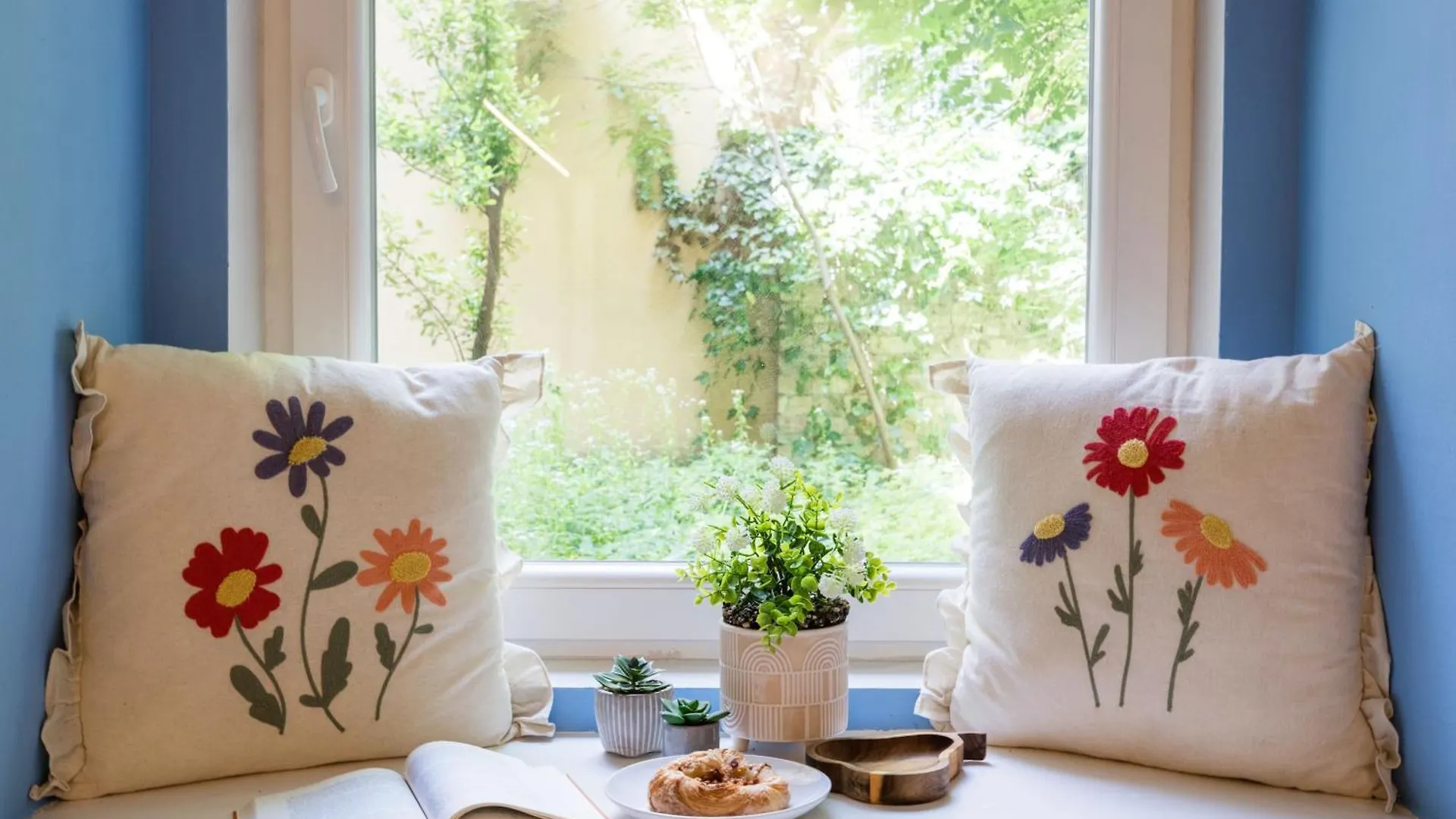 Apartment Art Lovers Loft-Garden View 3Br 2Ba Central Gem Budapest