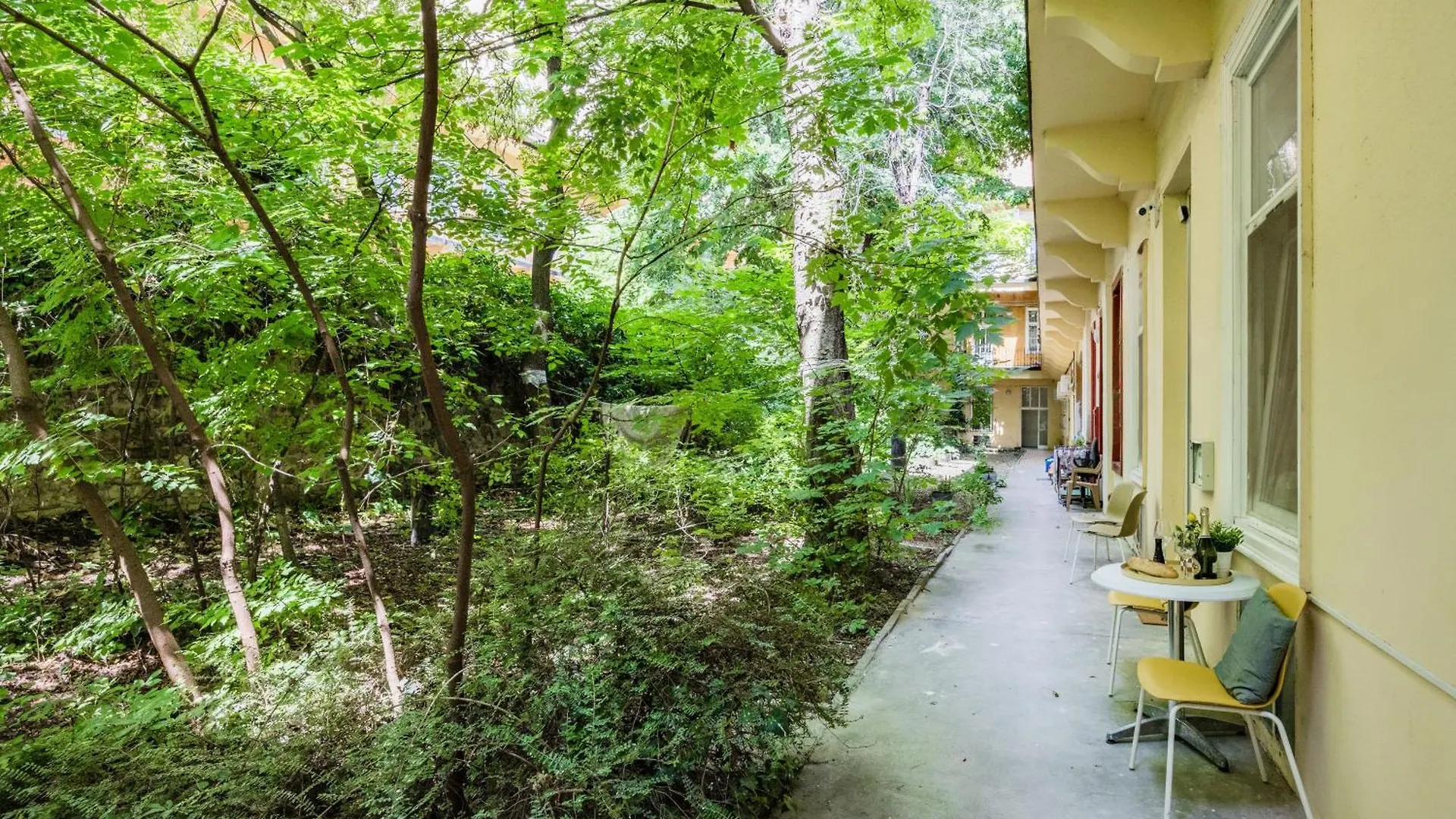 Art Lovers Loft-Garden View 3Br 2Ba Central Gem Budapest Hungary